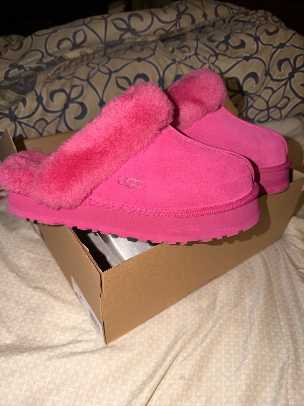 NWT!! 🩷🩷 UGG Women's Hot Pink Shearling Clog Slippers
